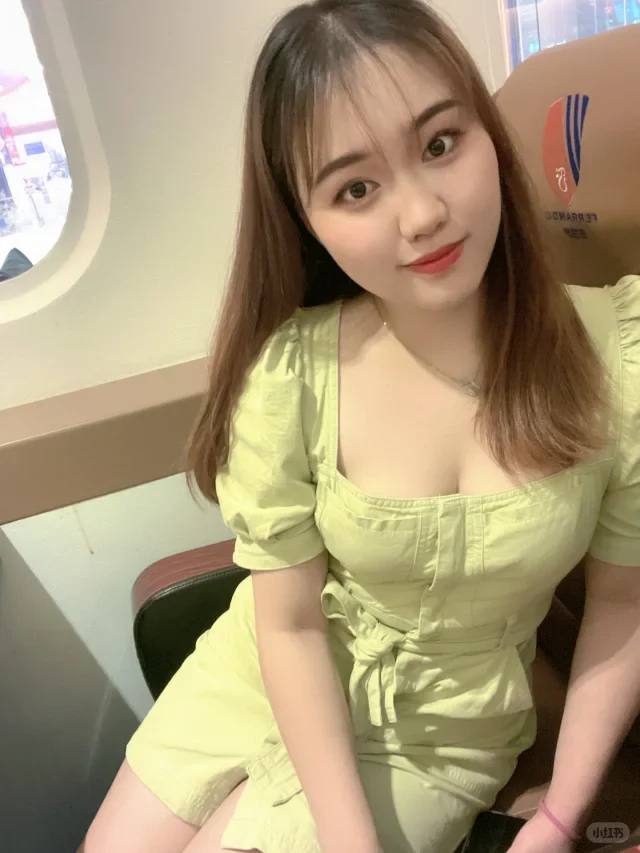 Trong bộ trang phục màu xanh cô gái khoe trọn vòng 1 trên ghế sofa