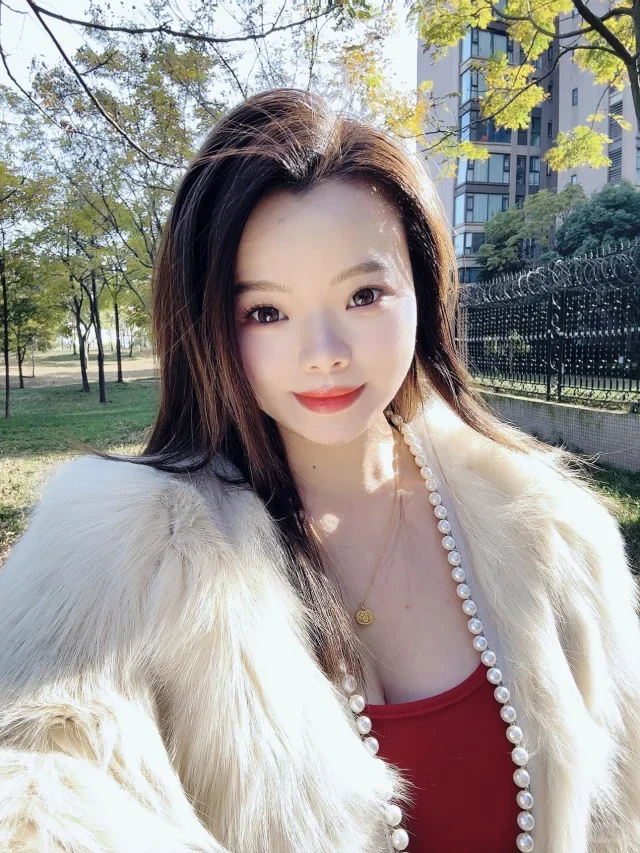 Mái tóc bồng bềnh, thần thái sắc nét, nhấn mạnh nét đẹp gợi cảm.