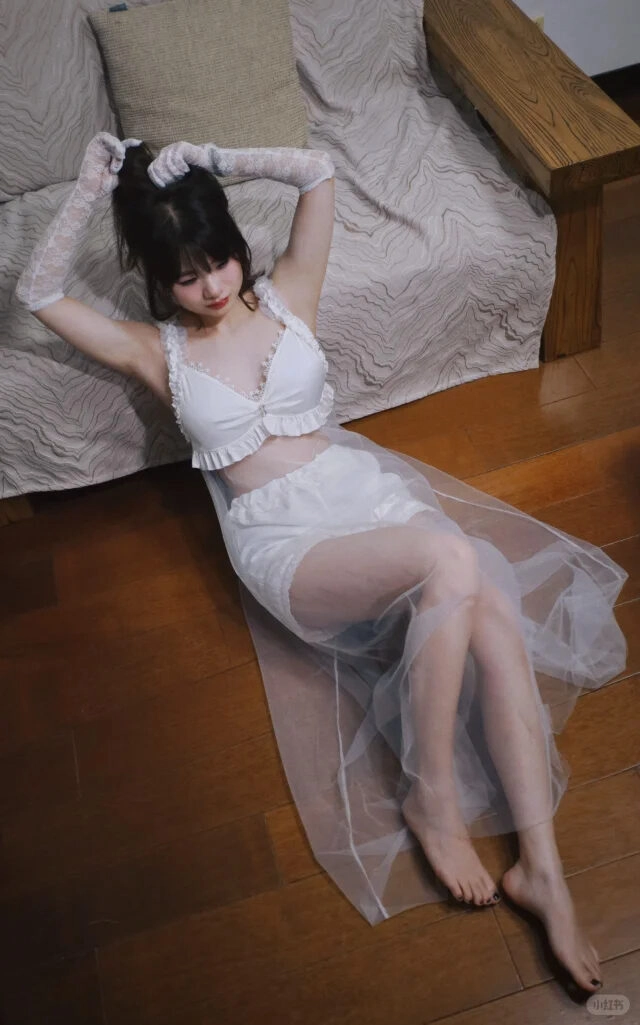 Cô gái khoe body trong bộ trang phục full trắng xinh đẹp.