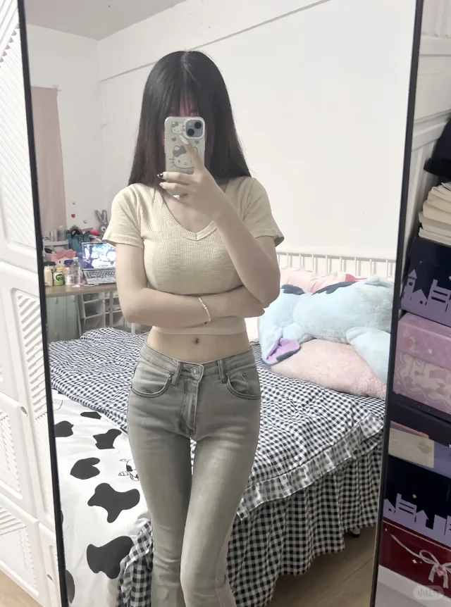 Ăn mặc đơn giản nhưng cô gái khoe vòng 1 nóng bỏng trước gương