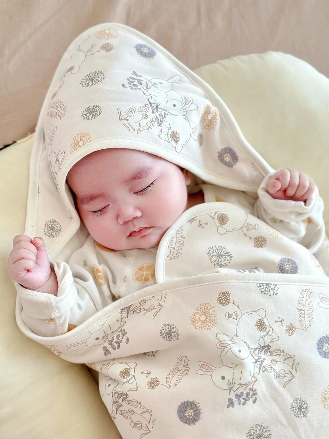 Bé ngủ say trong chăn in hình thỏ, gương mặt an yên như thiên thần.