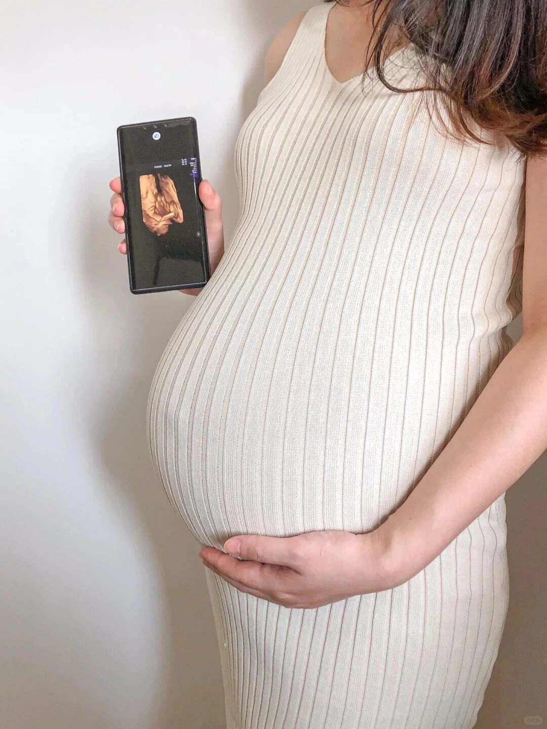 Cầm ảnh siêu âm, mẹ bầu diện váy ôm sát, từng đường nét đầy thiêng liêng.