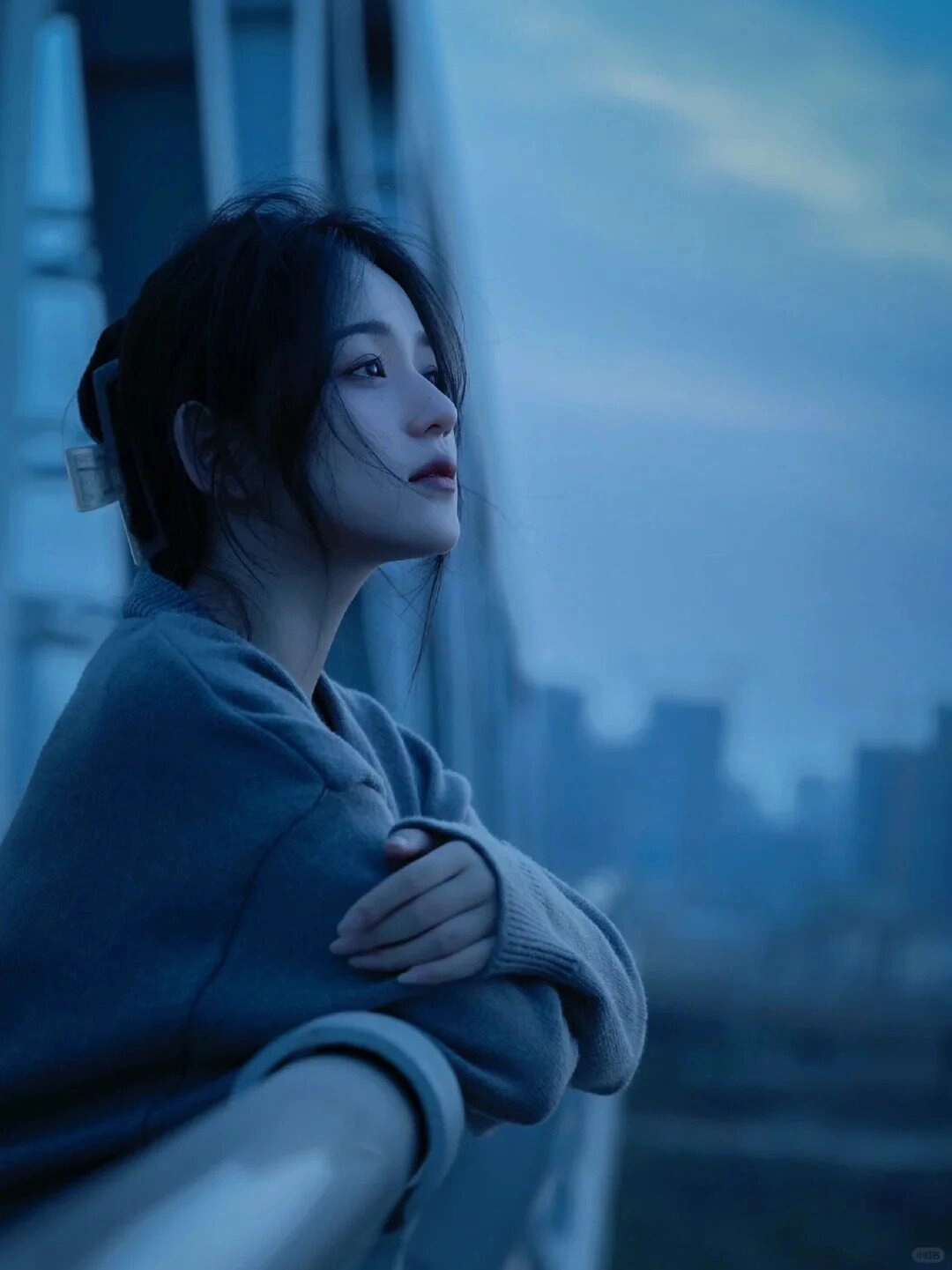 Giọt nước mắt khẽ rơi trên gương mặt cô gái, bóng đêm ôm trọn nỗi buồn.