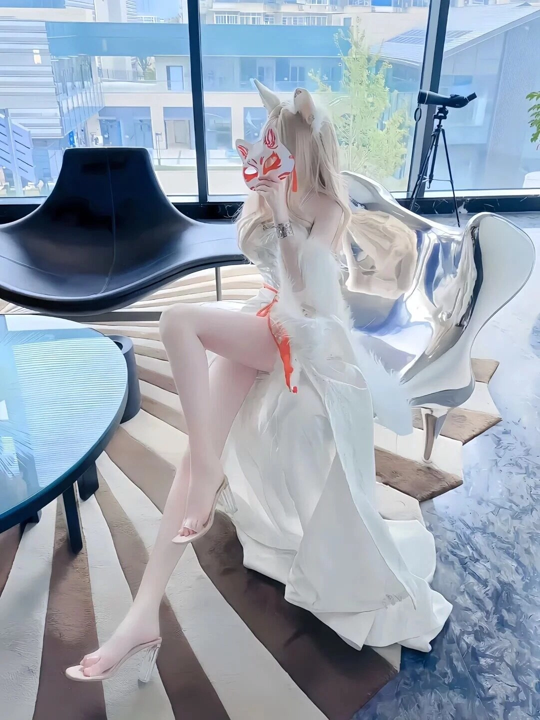 Cosplay nữ thần với vương miện tinh xảo, chiếc váy trắng xẻ tà đầy quyến rũ