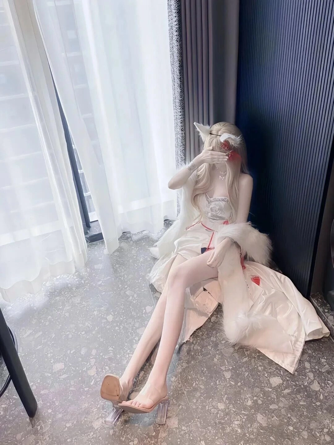 Mắt xanh long lanh, váy hồng pastel nhẹ nhàng khiến cosplay trở nên cuốn hút.