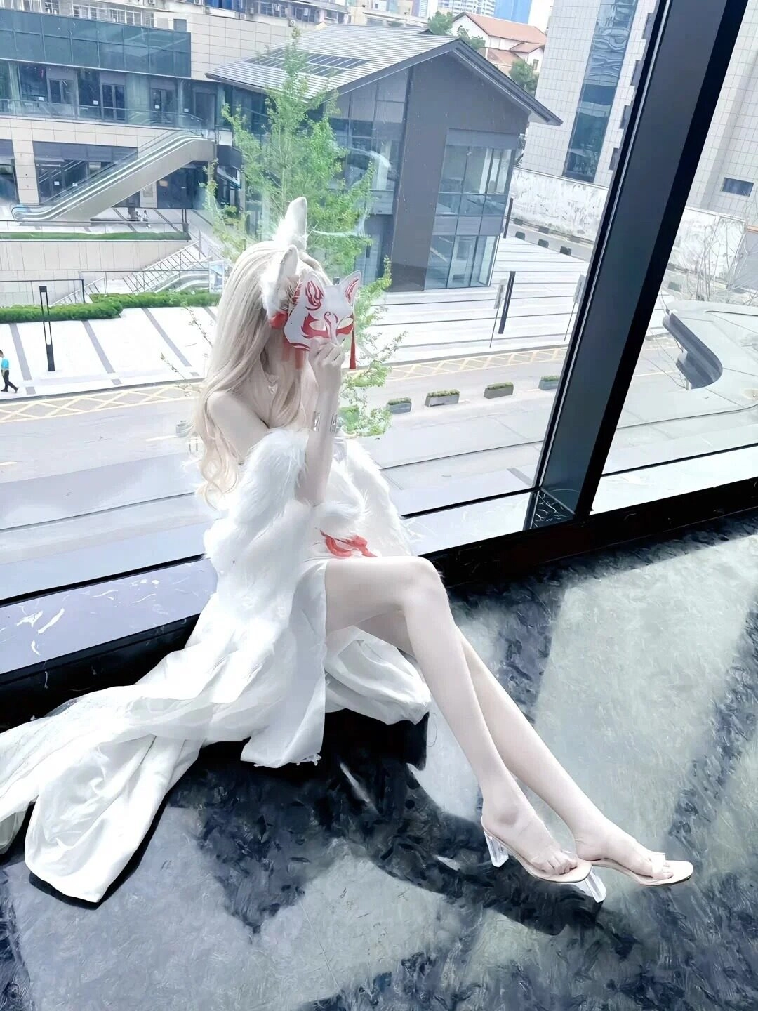 Phong cách công chúa ngọt ngào với chiếc váy trắng pastel và mái tóc bồng bềnh.