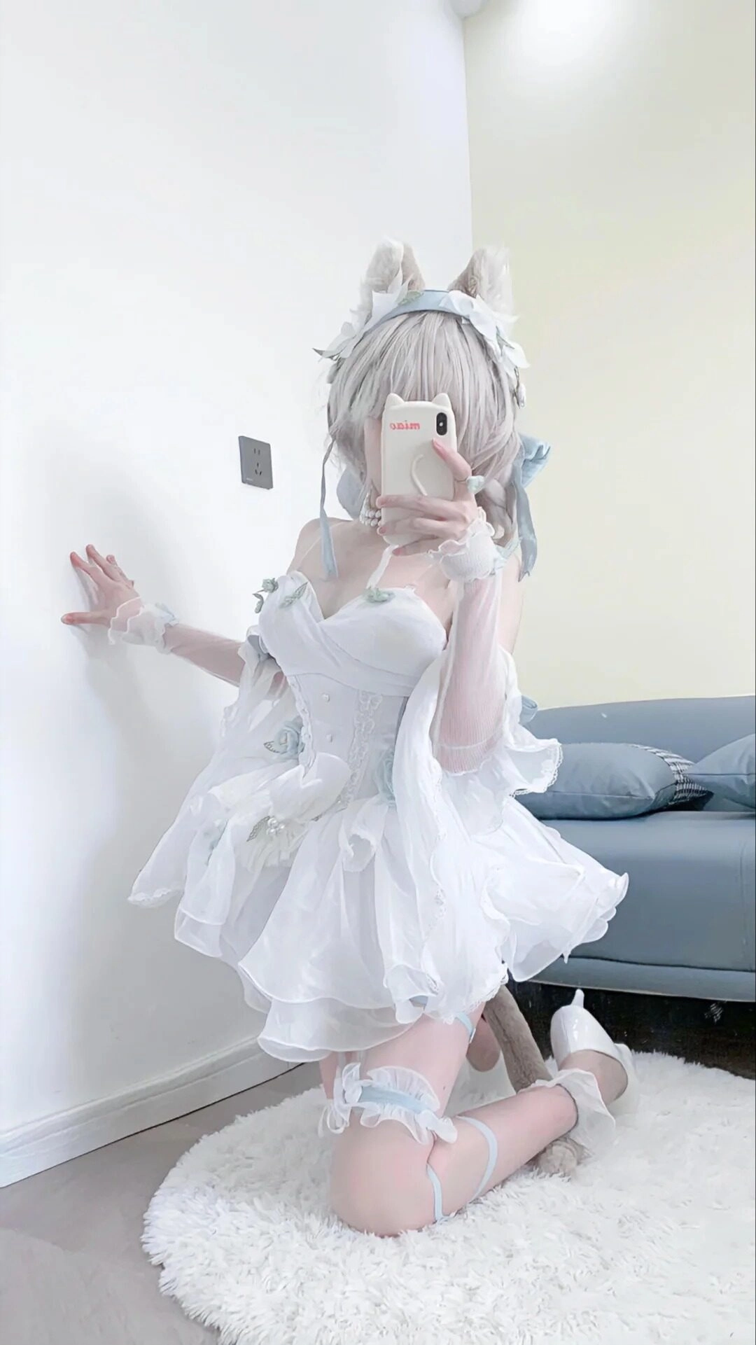 Cosplay công chúa phong cách anime với váy trắng tinh khôi đầy kiêu sa.