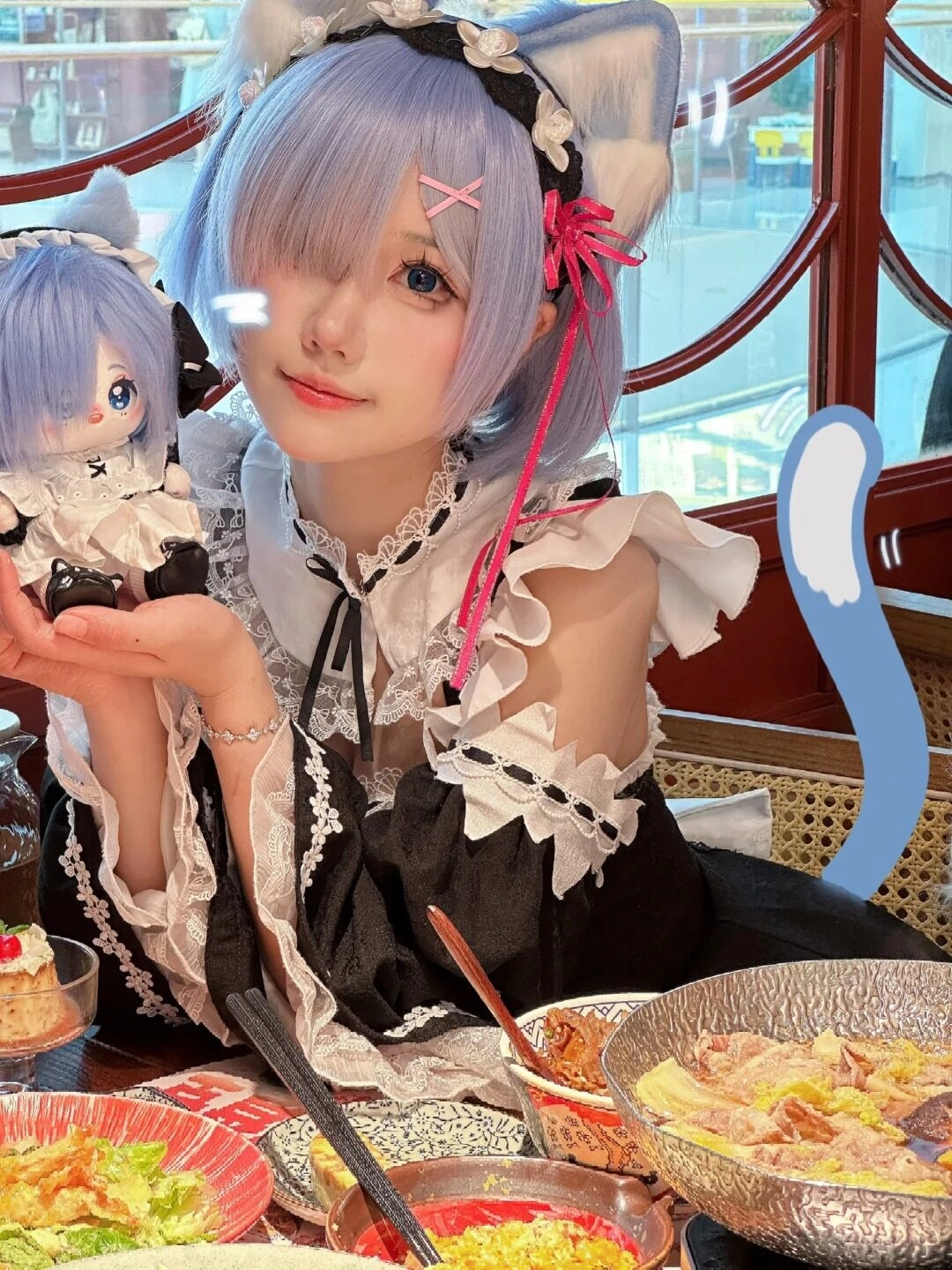 Nàng tiên bước ra từ truyện cổ tích với trang phục bồng bềnh đầy quyến rũ.