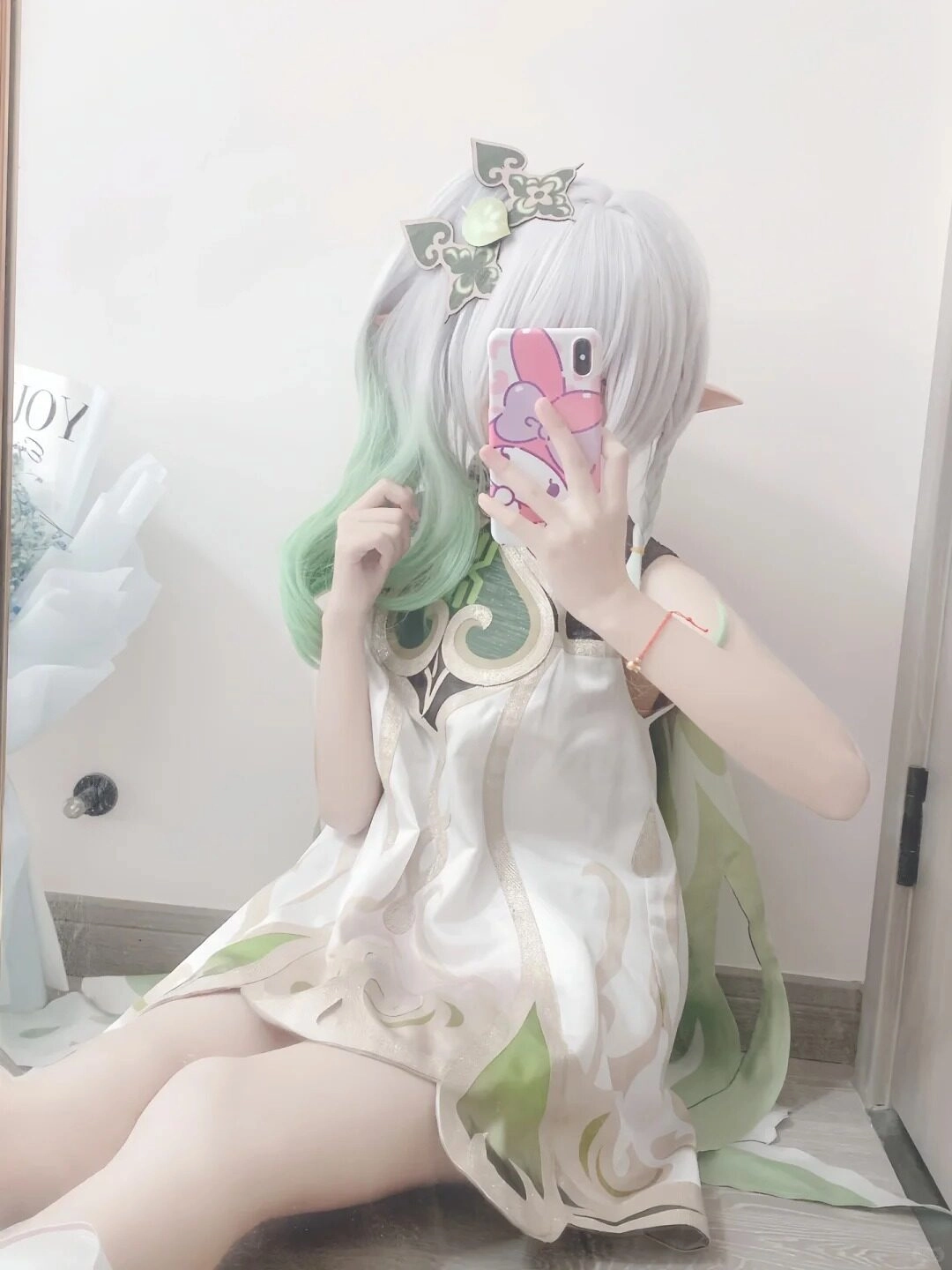 Mái tóc mix 2 màu xanh bạch kim và chiếc váy lụa màu trắng xinh đẹp.