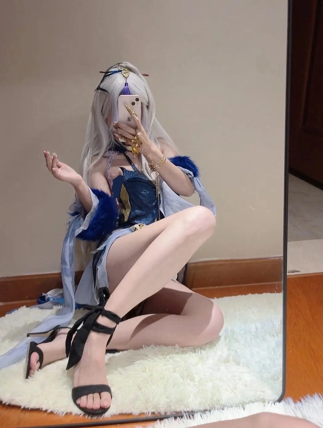 Cosplay xanh trắng nghệ thuật với mái tóc bạch kim.