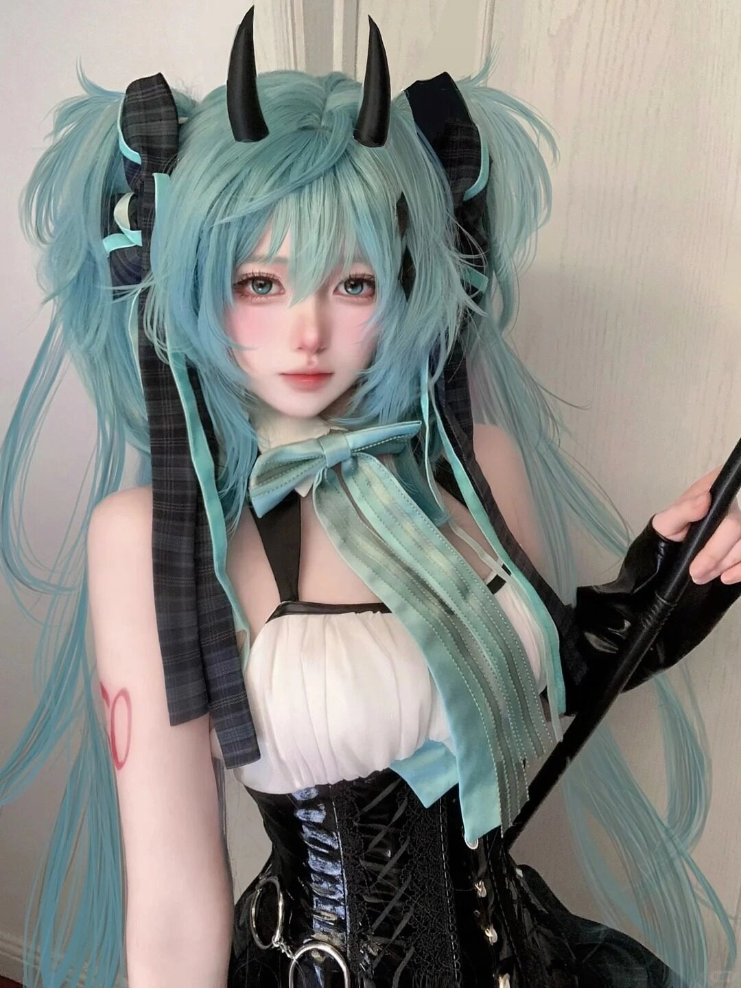 Cosplay nữ thần với mái tóc xanh, chiếc váy trắng xẻ tà đầy quyến rũ.