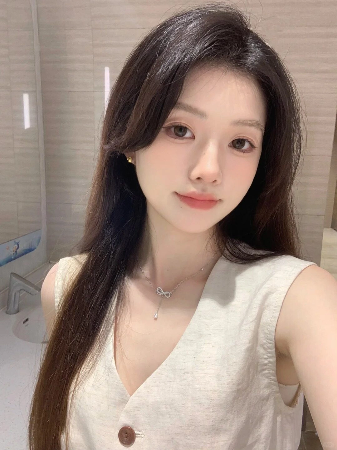 Làn tóc suôn mượt kết hợp áo gile vải linen nhẹ nhàng, tôn lên vẻ đẹp thanh lịch.