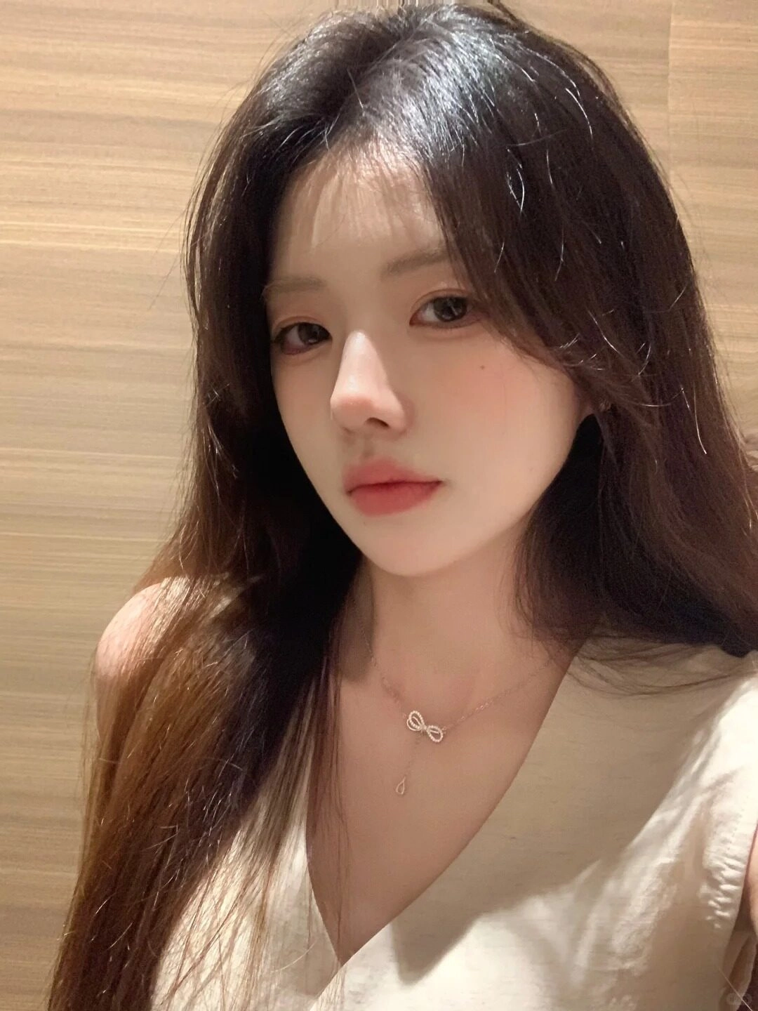 Tóc xõa tự nhiên, ánh sáng ấm áp tạo nên vẻ đẹp dịu dàng và cuốn hút.