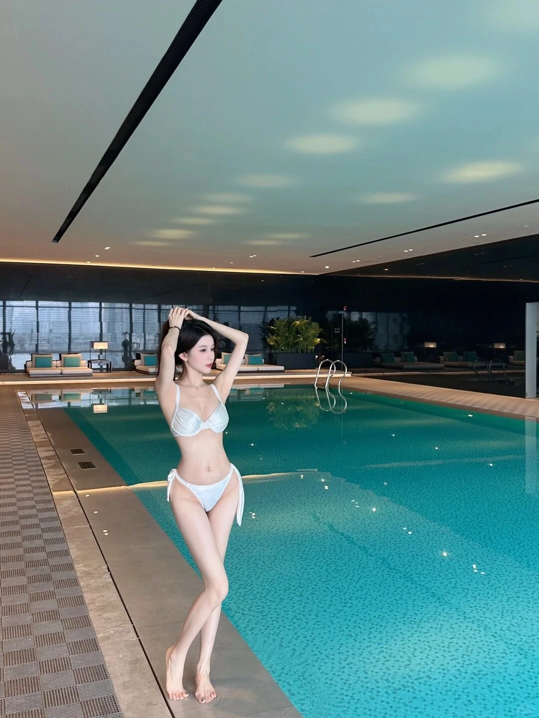 Bikini trắng nổi bật giữa không gian sang trọng, thần thái kiêu sa đầy cuốn hút.