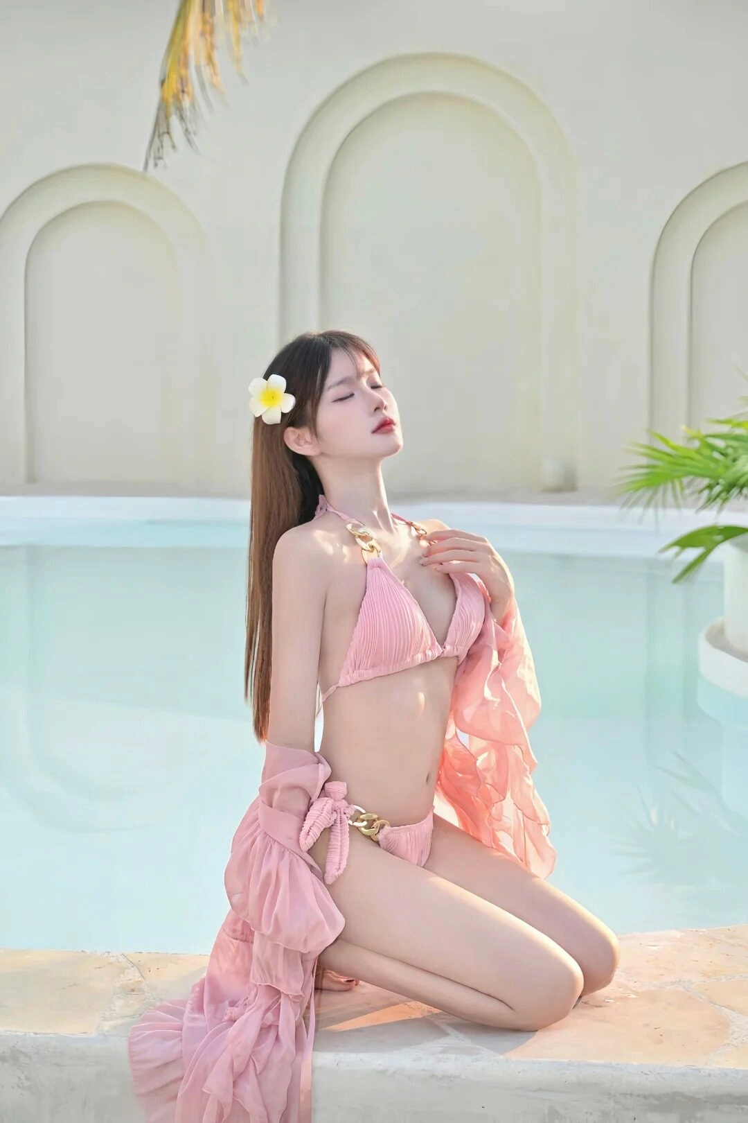 Trang phục nổi bật trên nền xanh mát, nét đẹp đầy sức sống giữa thiên nhiên.