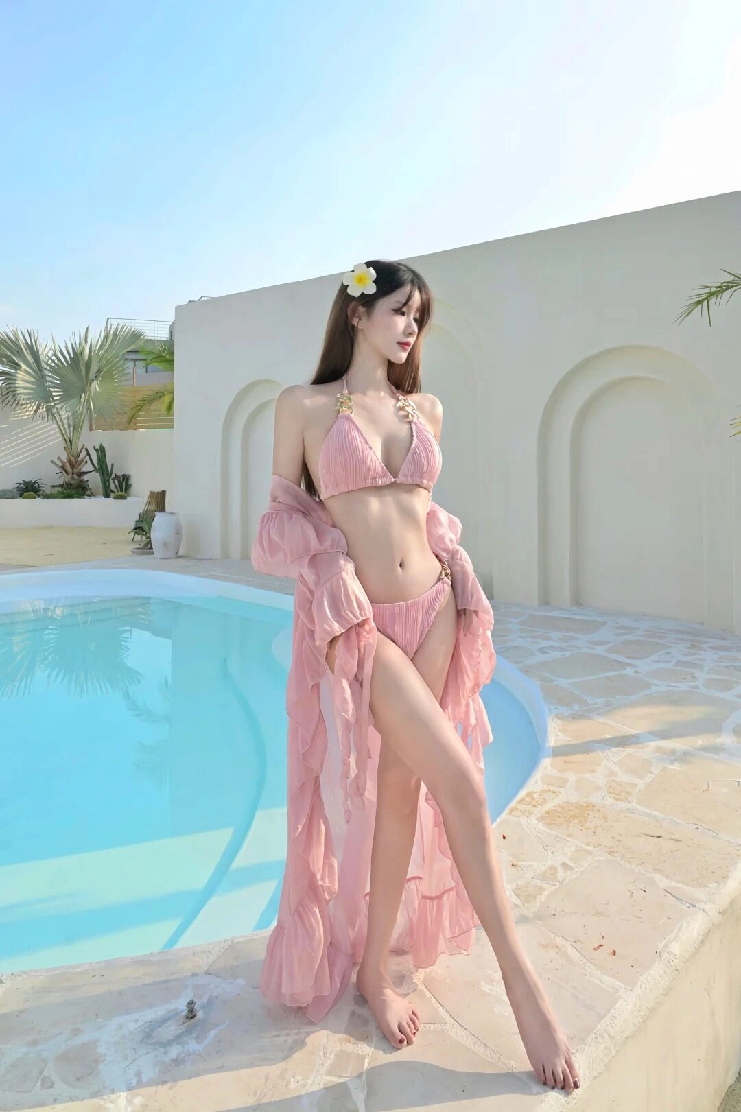 Tạo dáng đầy quyến rũ bên hồ nước, ánh mắt hút hồn khó rời.