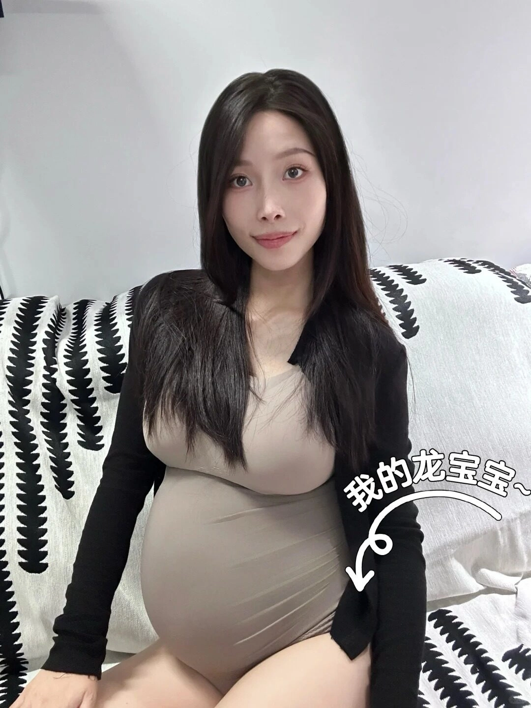 Áo ba lỗ màu da kết hợp cardigan đen, cô gái nở nụ cười dịu dàng.