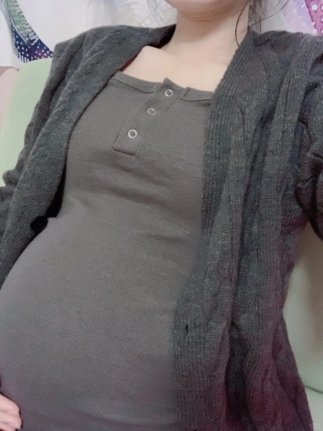 Áo len xám ôm dáng kết hợp cardigan dày, mẹ bầu thư giãn trong không gian ấm áp.