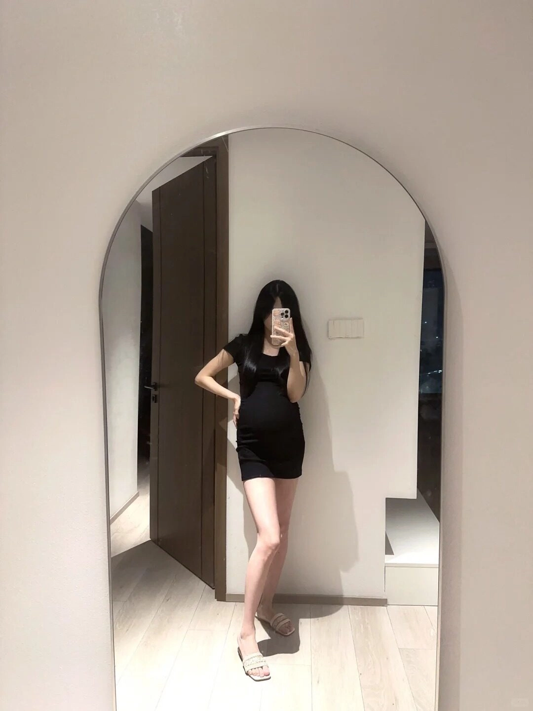 Đầm ôm sát màu đen, mẹ bầu tự tin tạo dáng, từng đường cong đầy sức sống.