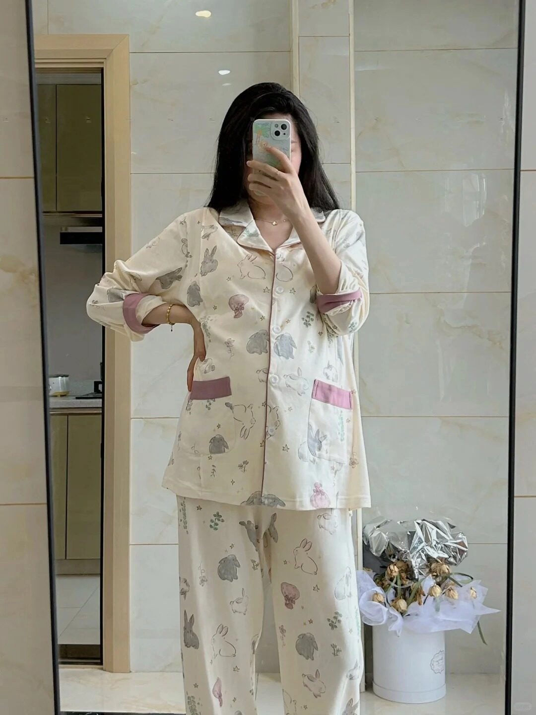 Bộ đồ ngủ họa tiết thỏ dễ thương, mẹ bầu selfie lưu giữ khoảnh khắc ngọt ngào.