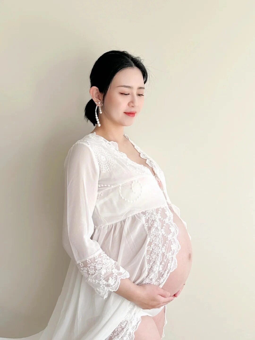 Áo ren tay dài kết hợp váy mềm mại, mẹ bầu thả dáng đầy nữ tính.