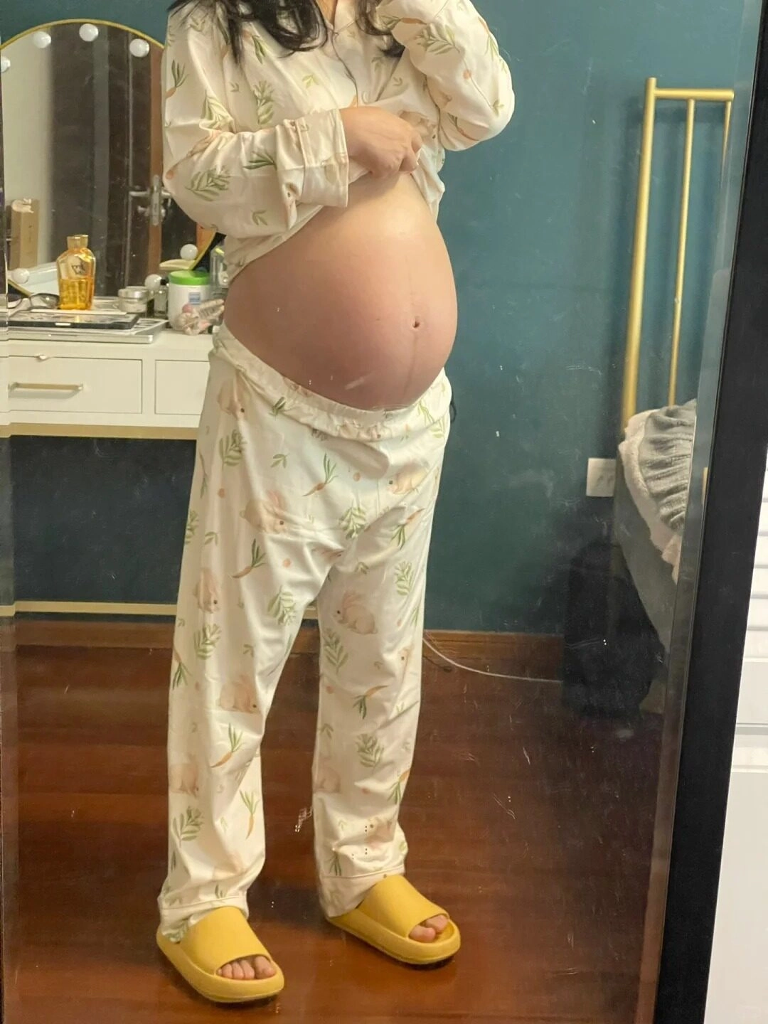 Bộ đồ ngủ hoạ tiết đáng yêu, mẹ thư giãn trong không gian ấm cúng.