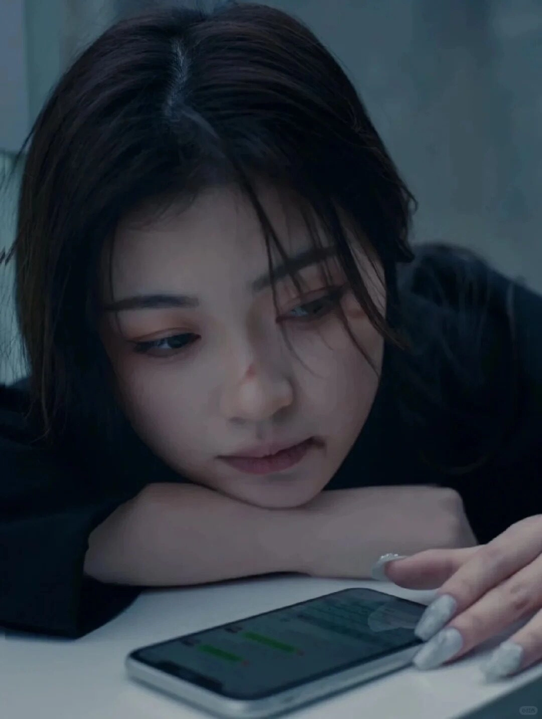 Ánh mắt dõi theo màn hình điện thoại, chờ đợi một tin nhắn chẳng bao giờ đến.