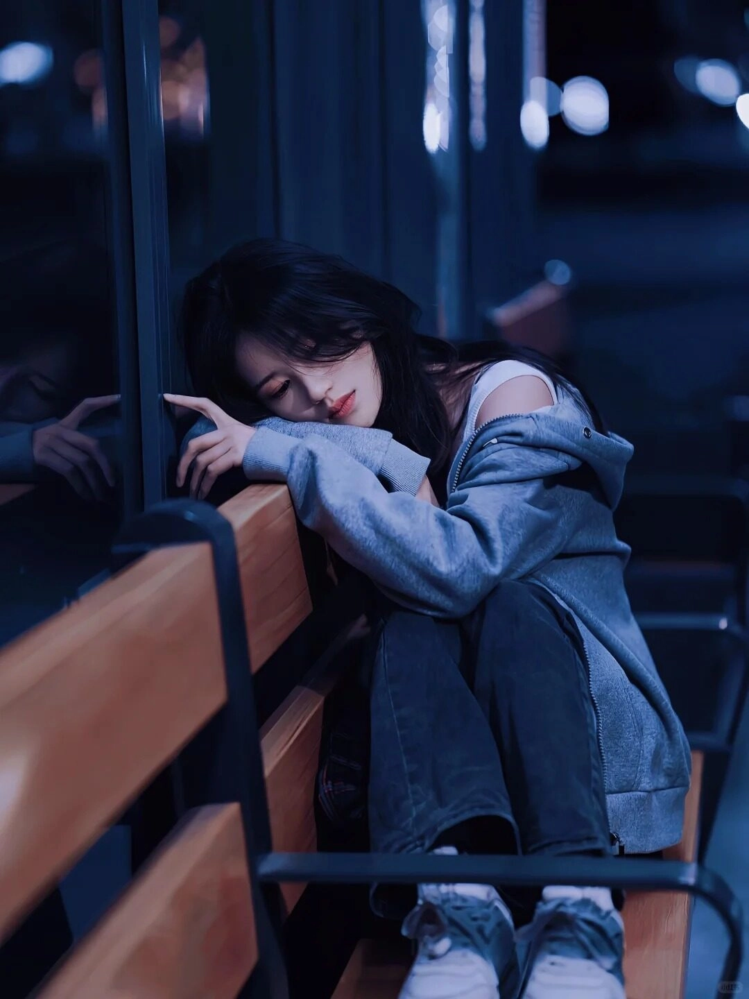 Tựa đầu bên khung cửa sổ, gió thổi nhẹ nhưng lòng lại nặng như chì.