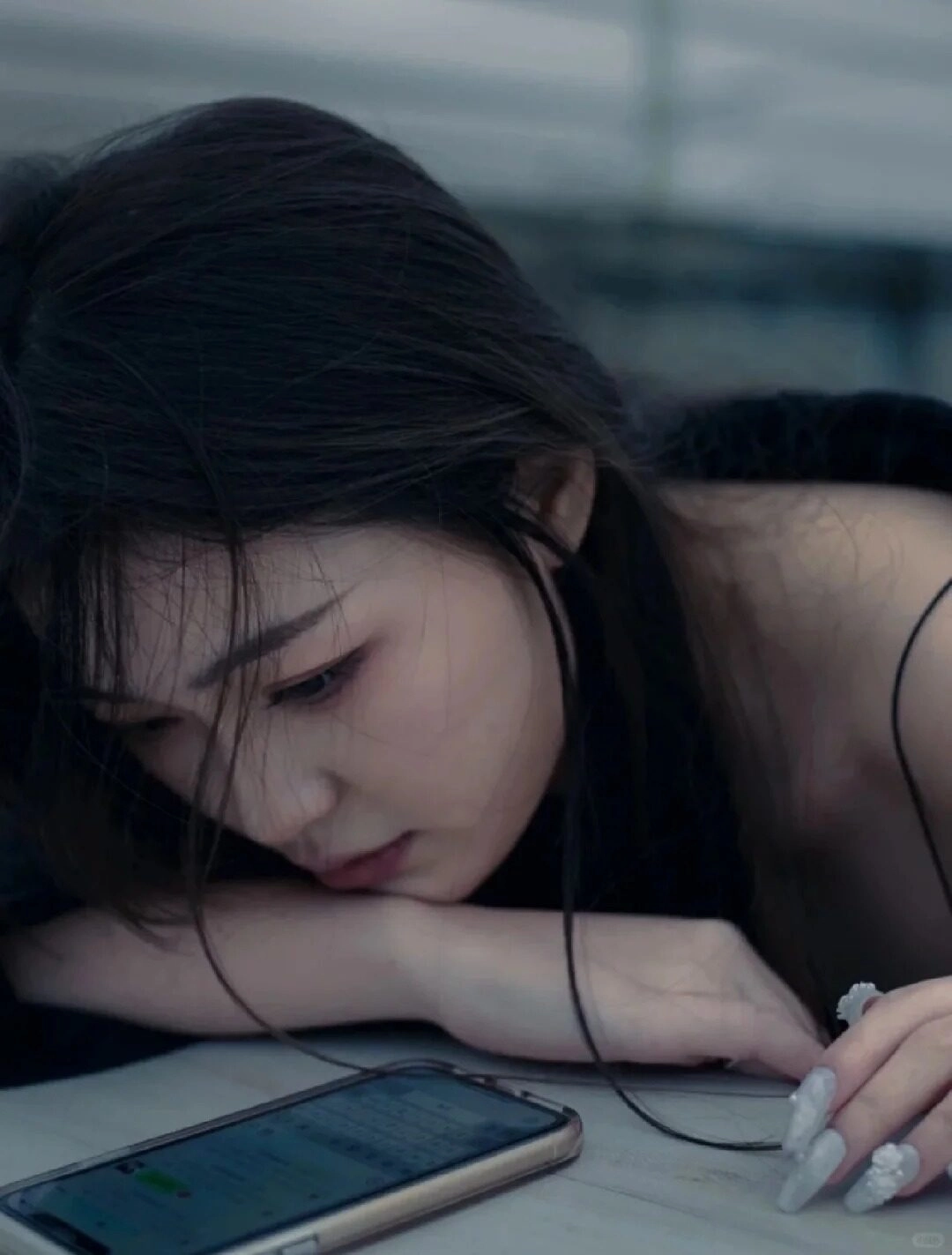 Có những kỷ niệm càng cố quên lại càng nhớ khi cô ấy chăm chăm đợi chờ tin nhắn trên điện thoại