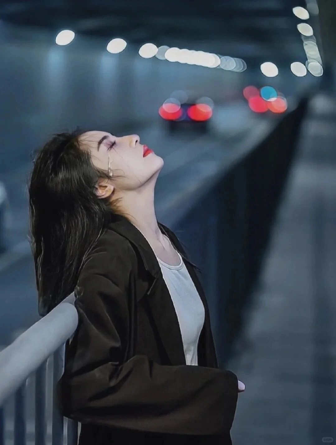 Giữa dòng xe tấp nập, cô đơn vẫn bủa vây trong khoảng không vô định.