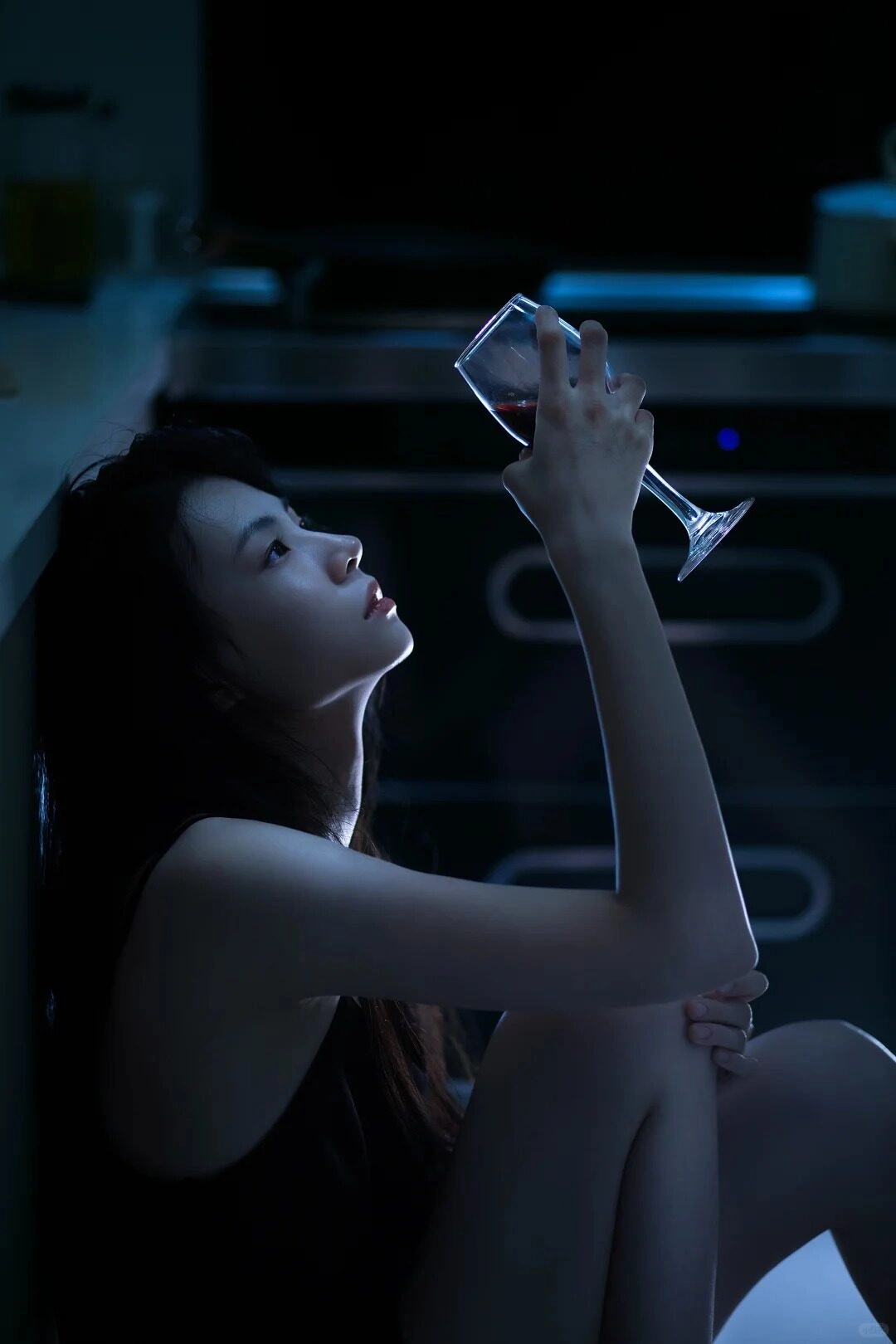 Ly rượu sóng sánh ánh đèn, nhưng chẳng thể làm dịu nỗi lòng đang trống rỗng.