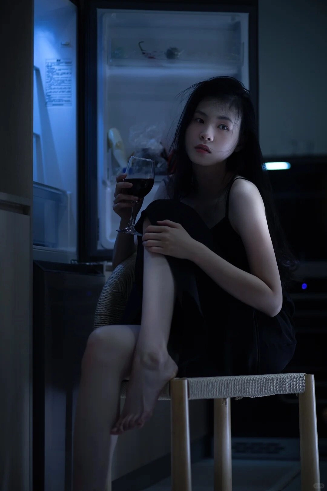 Bàn tay siết chặt mép váy, như níu giữ một thứ đã dần vuột khỏi tầm tay.