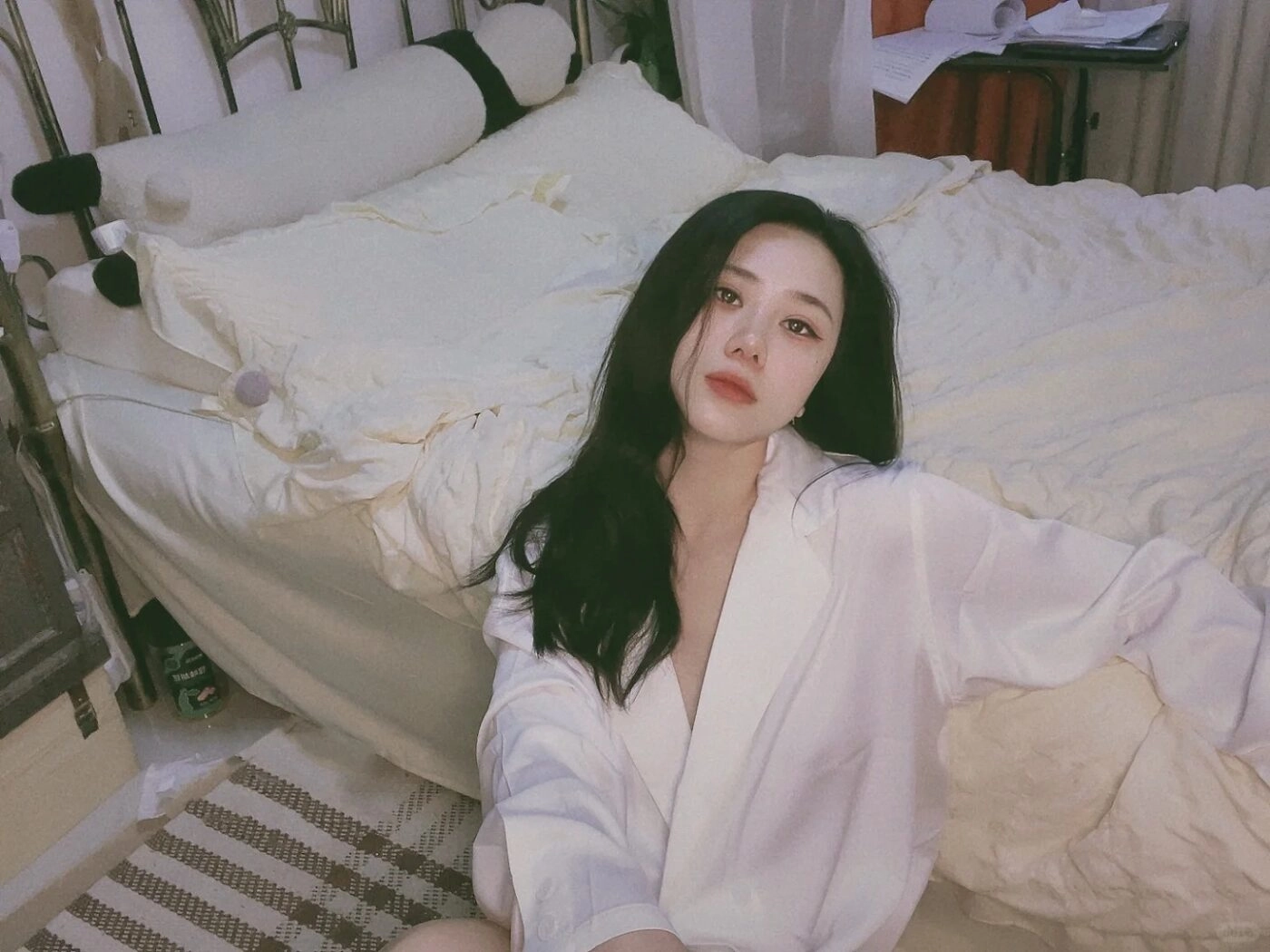 Bóng tối phủ lên đôi vai gầy, ánh mắt xa xăm nhìn về khoảng trời vô định.