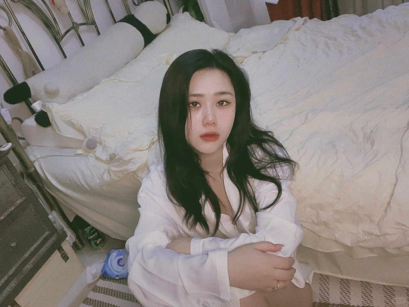 Ngồi co ro giữa căn phòng rộng, lạnh lẽo không chỉ từ không gian mà cả trái tim.