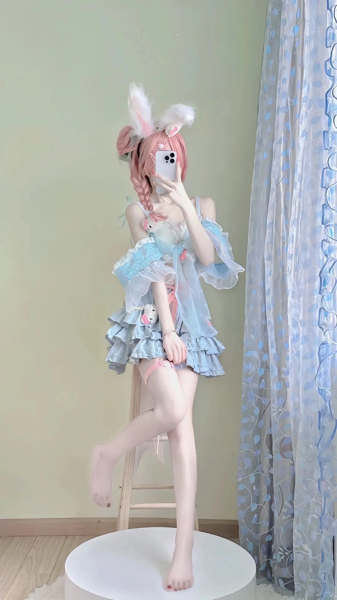 Mắt hồng long lanh, váy xanh pastel nhẹ nhàng khiến cosplay trở nên cuốn hút.