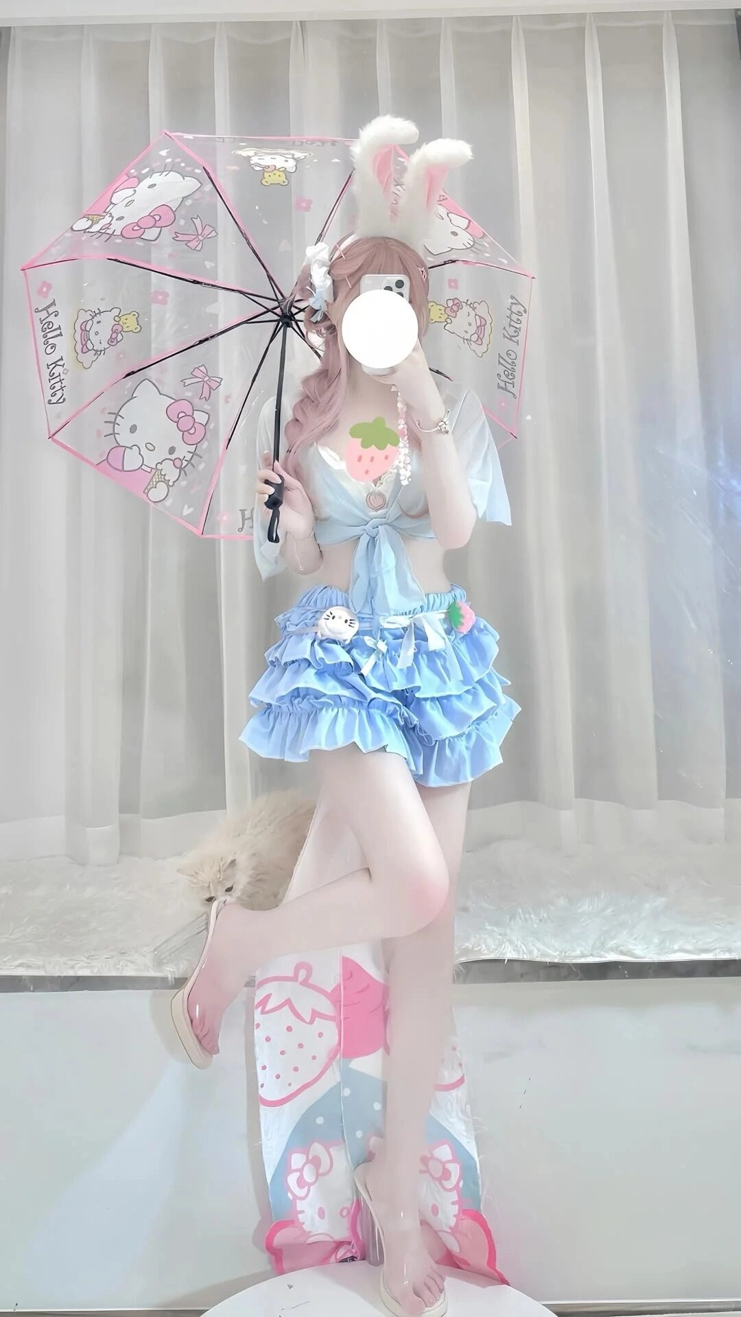 Cosplay ngọt ngào như kẹo với mái tóc hồng rực rỡ và phụ kiện chiếc ô đáng yêu.