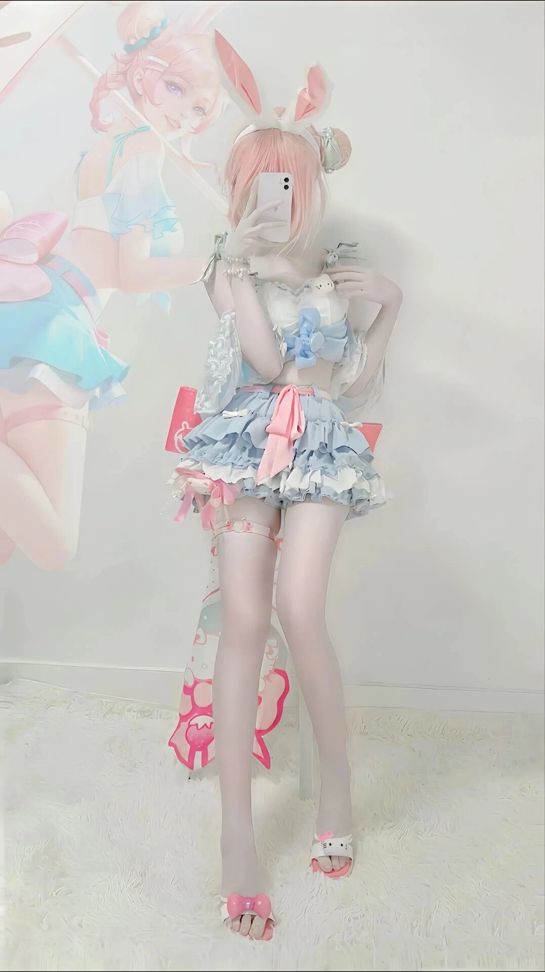 Vẻ đẹp ma mị với ánh mắt sắc sảo, mái tóc hồng và trang phục sang trọng.