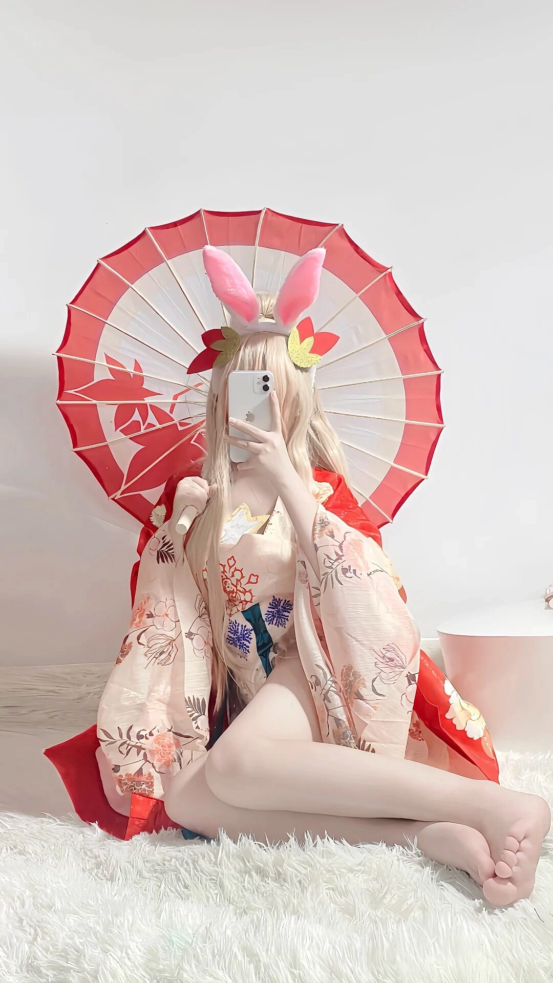 Mái tóc hồng bồng bềnh kết hợp cùng trang phục lụa màu hồng và chiếc ô làm điểm nhấn.