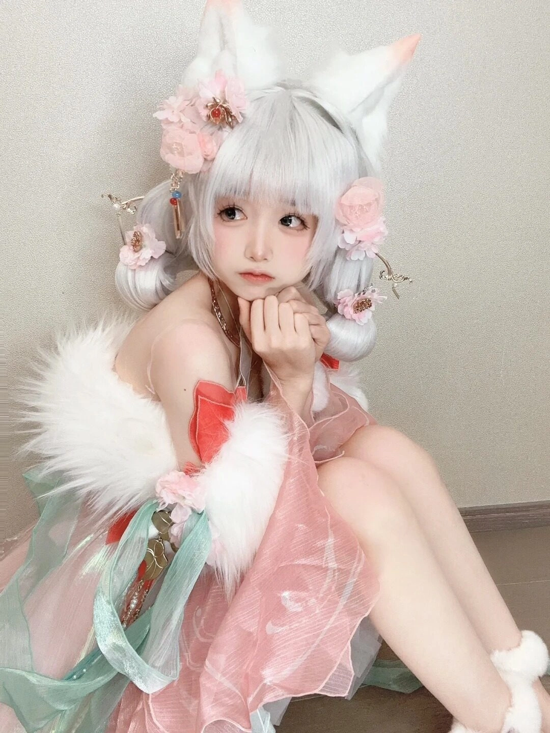 Sự hòa quyện giữa phong cách ngọt ngào và bí ẩn trong bộ cosplay độc đáo.
