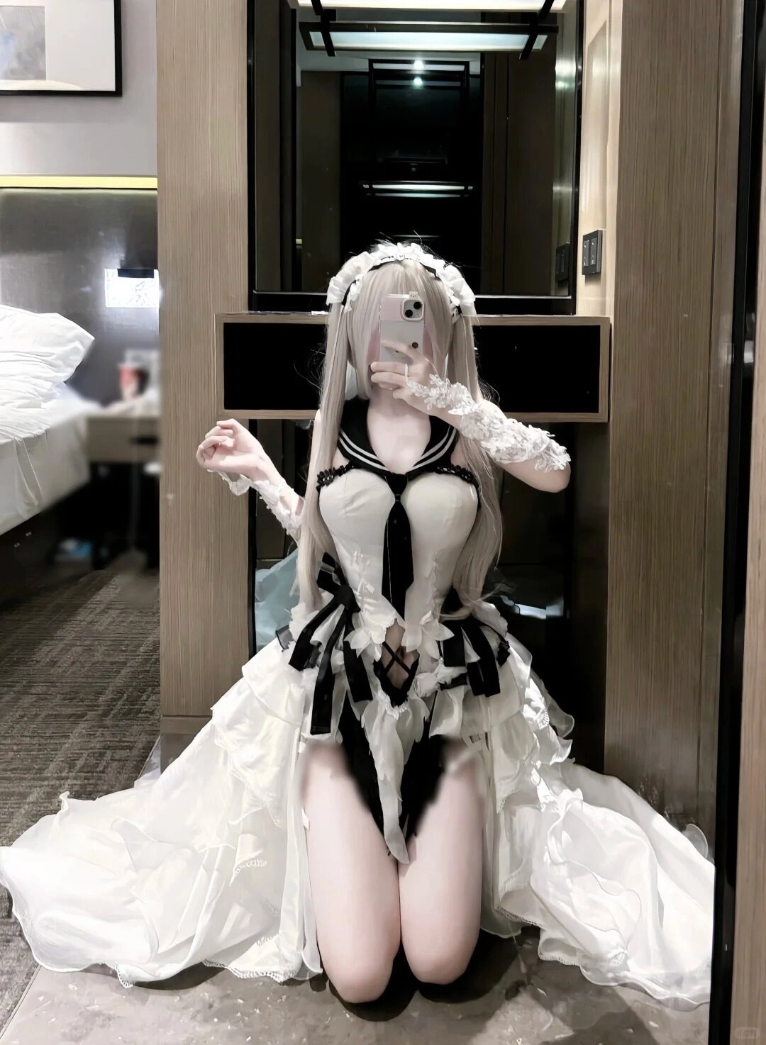 Cosplay nữ thần với vương miện tinh xảo, chiếc váy trắng xẻ tà đầy quyến rũ.