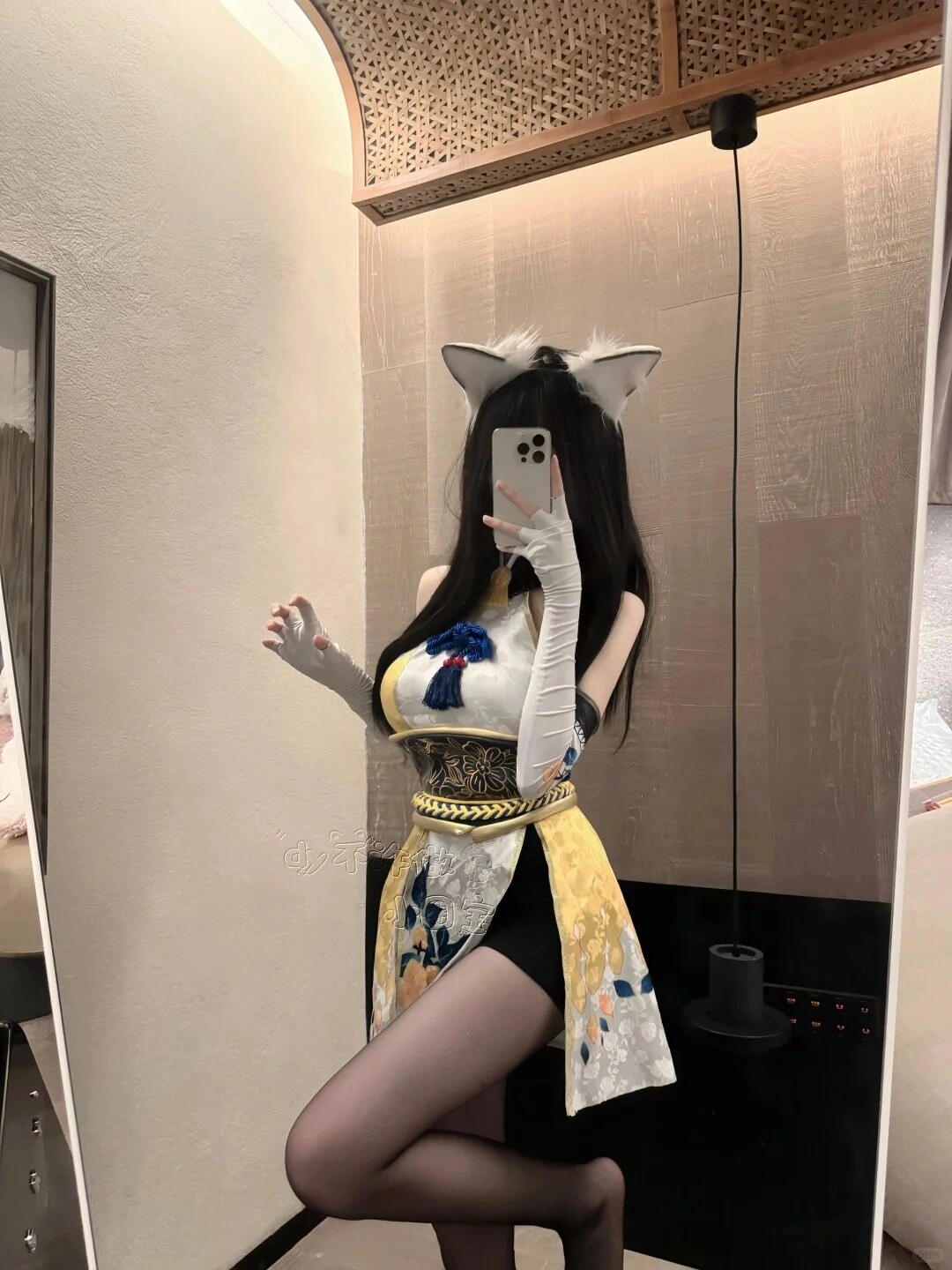 Trang phục cổ điển kết hợp tai thỏ trên mái tóc đen óng ả của anime.