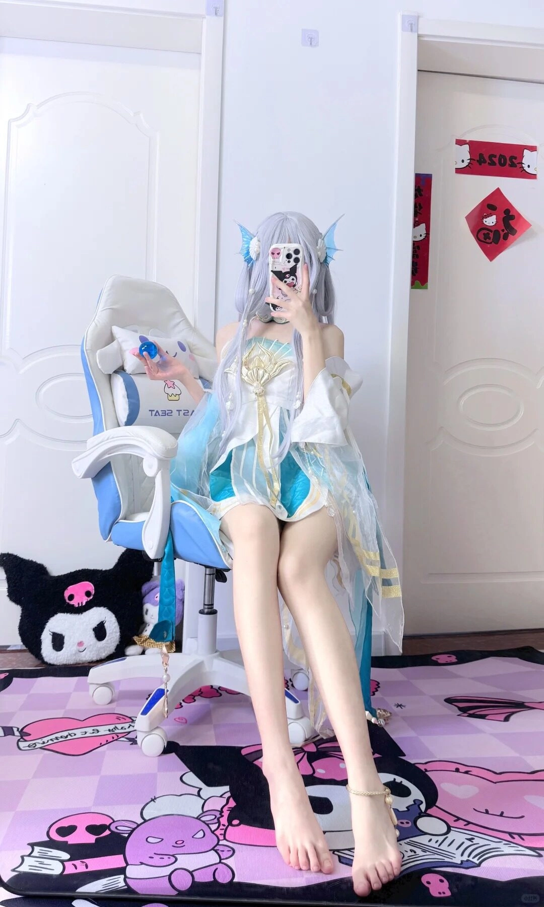 Chiếc váy xếp tầng xanh trắng đáng yêu tạo điểm nhấn nổi bật cho cosplay.