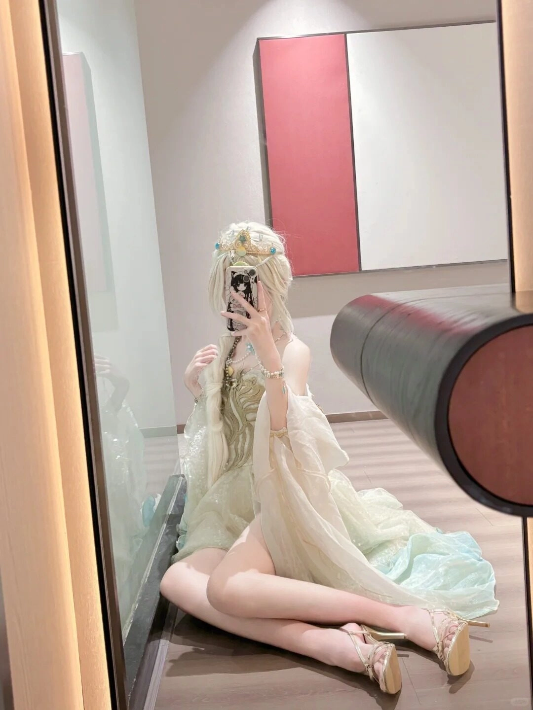 Phong cách công chúa ngọt ngào với chiếc đầm trắng xanh và mái tóc bồng bềnh.