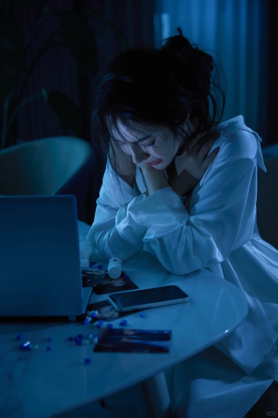 Mái tóc rối buông xõa, ánh mắt u buồn lạc giữa màn đêm cô độc.