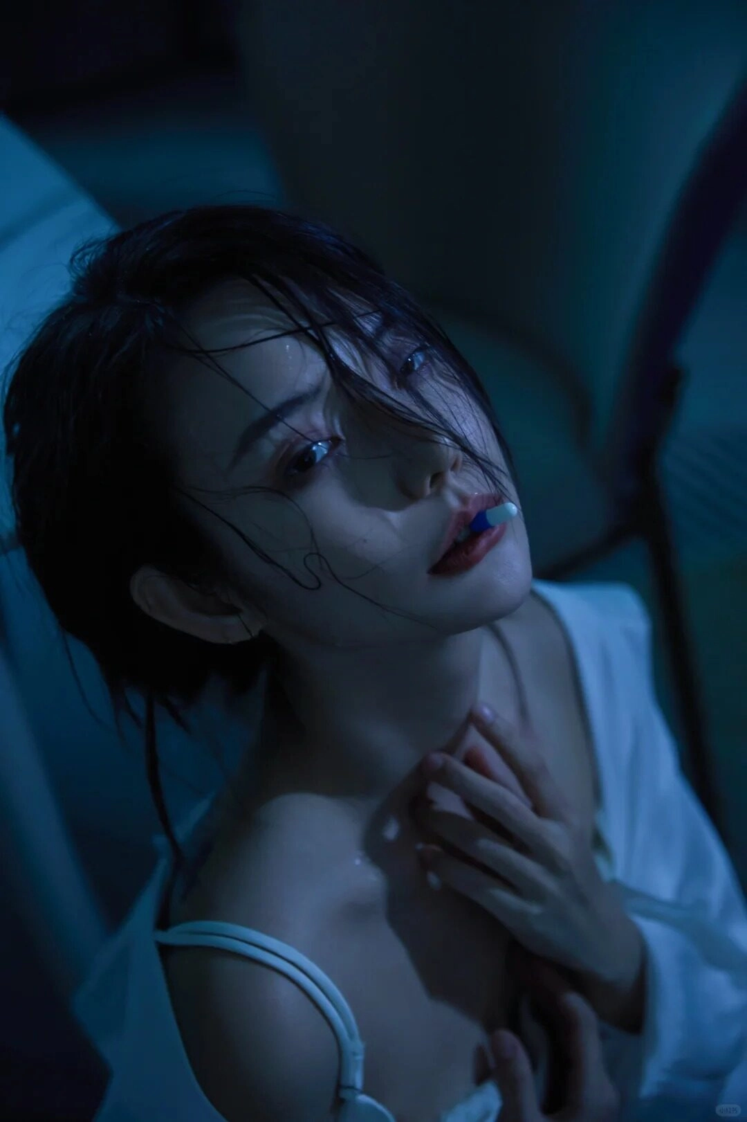 Chiếc váy trắng xộc xệch, đôi môi run rẩy giữ chặt viên thuốc đắng.