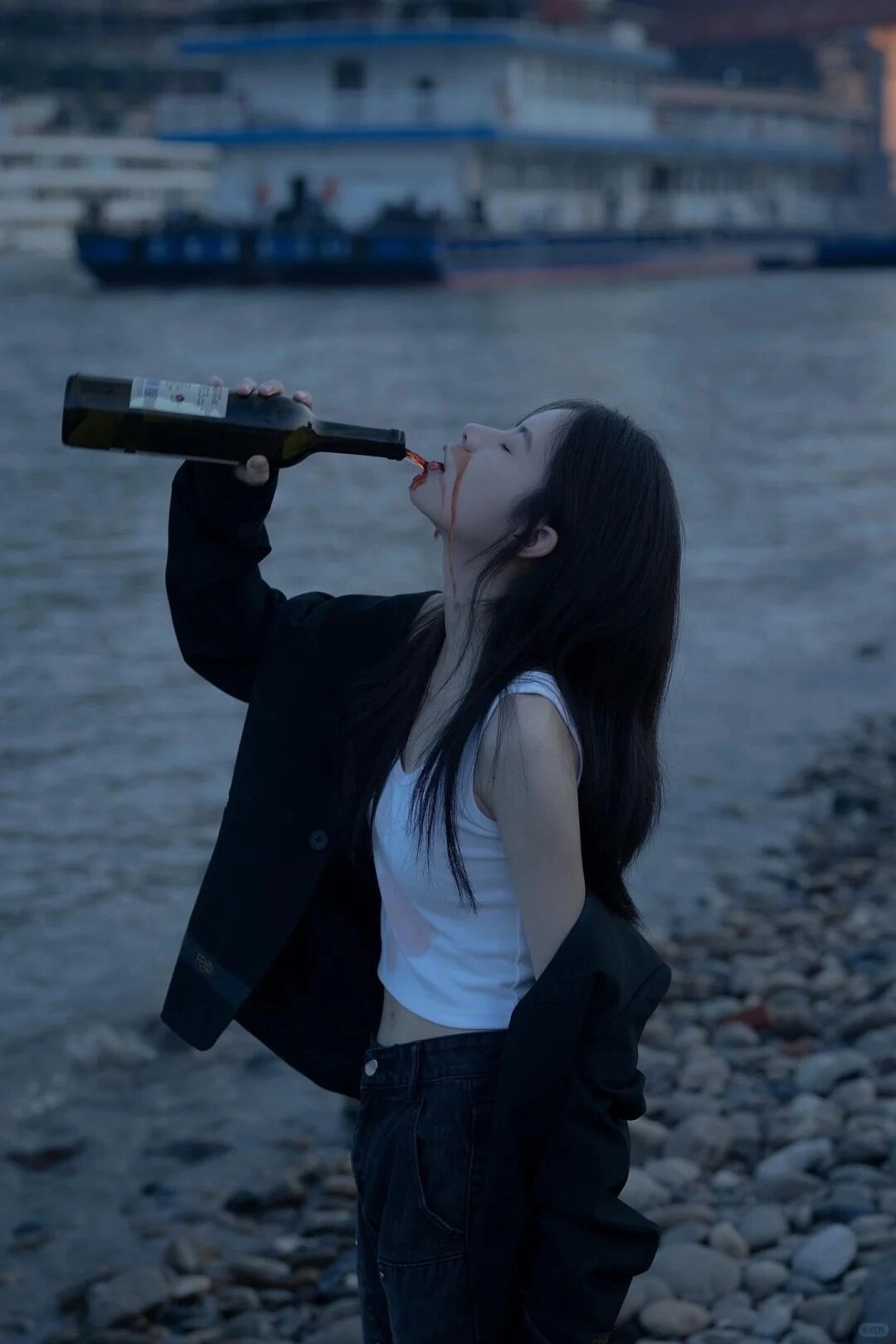 Giữa màn đêm tĩnh lặng, chỉ còn lại em và những dòng suy nghĩ chẳng thể nói ra!