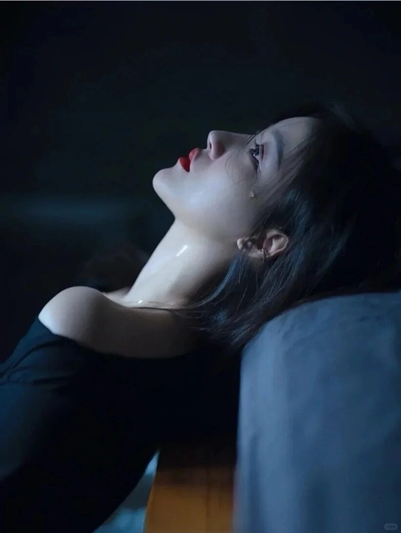 Tựa đầu bên ánh đèn lạnh lẽo, giọt lệ khẽ rơi cùng dư âm nỗi nhớ.