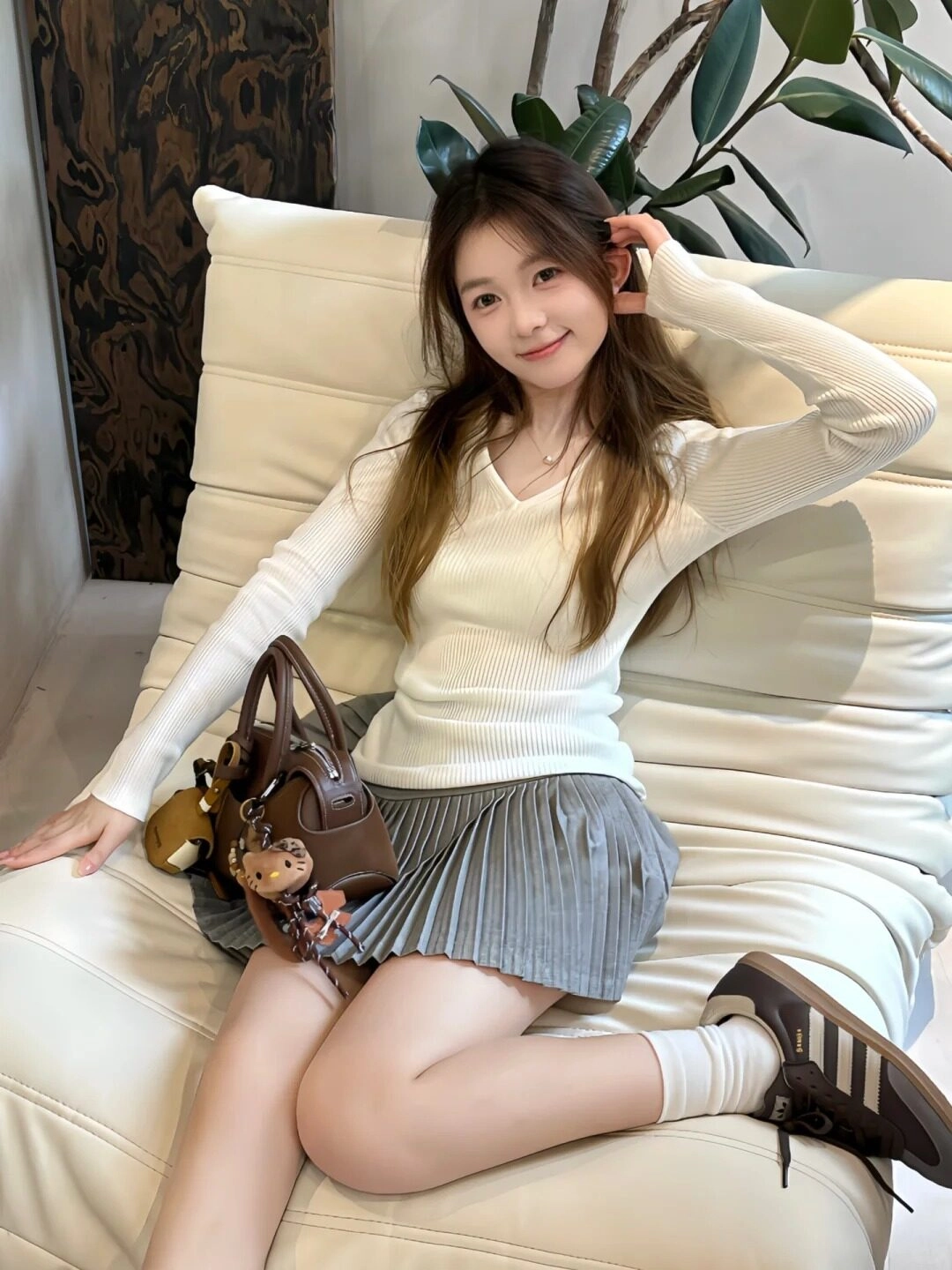 Chân váy xếp ly kết hợp áo len ôm sát, phong cách nữ tính đầy thanh lịch.