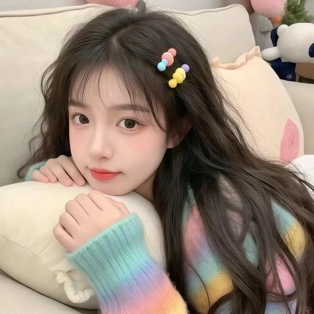 Cô nàng kẹp tóc cầu vồng cute, chống cằm với ánh mắt ngây thơ.