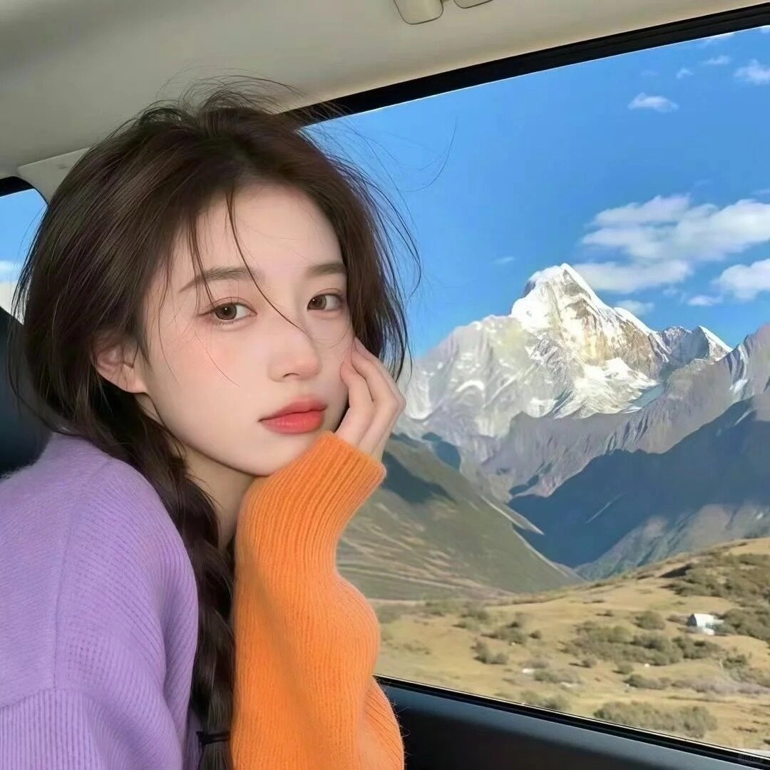 Thiếu nữ áo len tím cam dịu dàng, tóc tết nhẹ mơ màng trên xe hơi với khung cảnh cực đẹp.